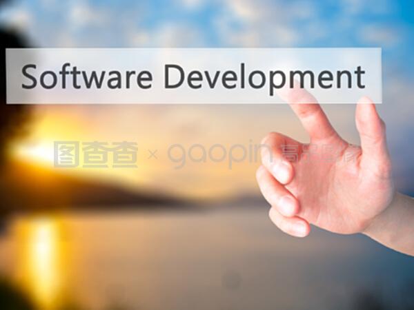 軟件開發(fā)——在模糊的背板上按下一個按鈕